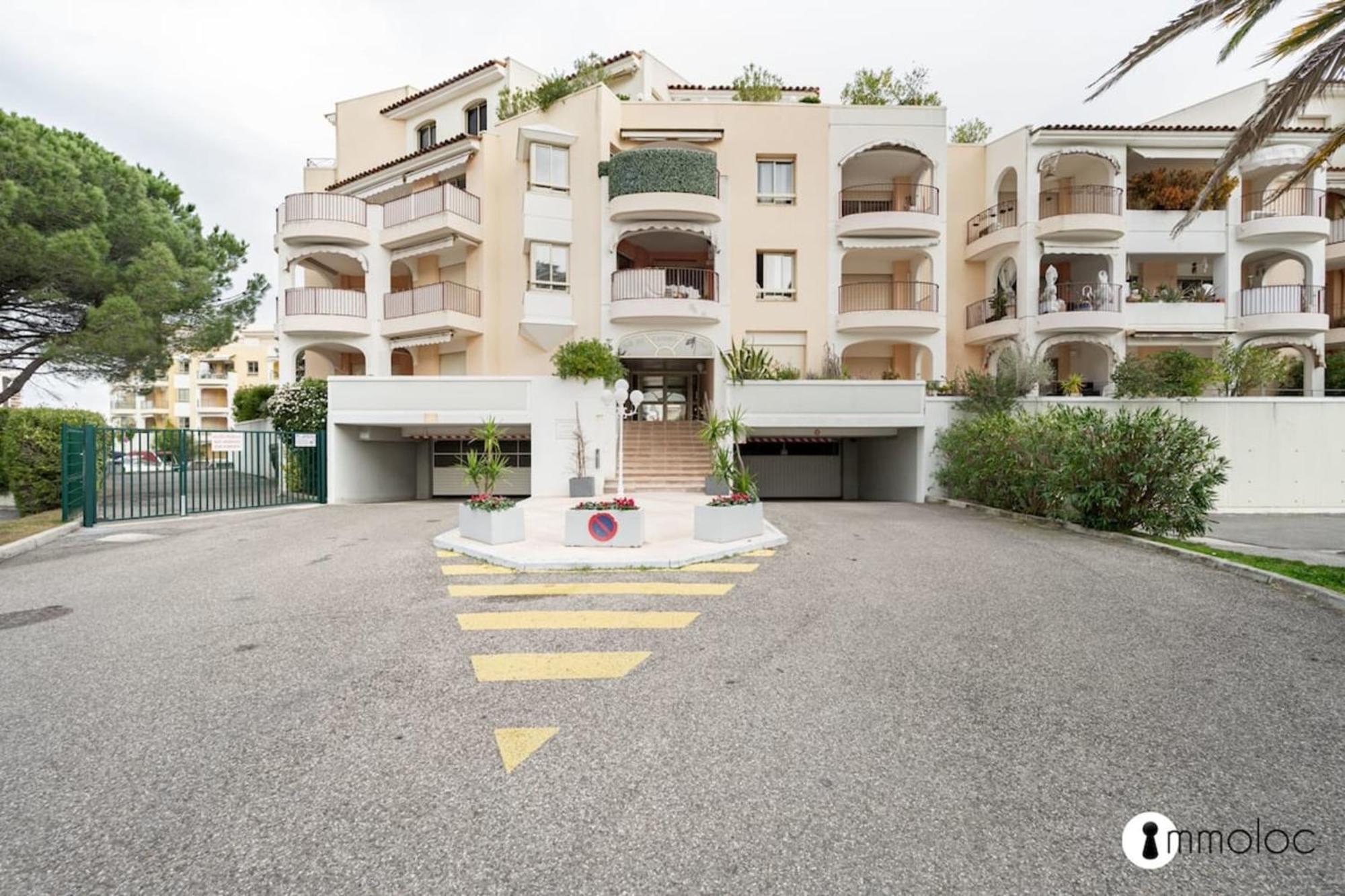 Spacious Apartment With Pool Located In The Marina Of Mandelieu Экстерьер фото