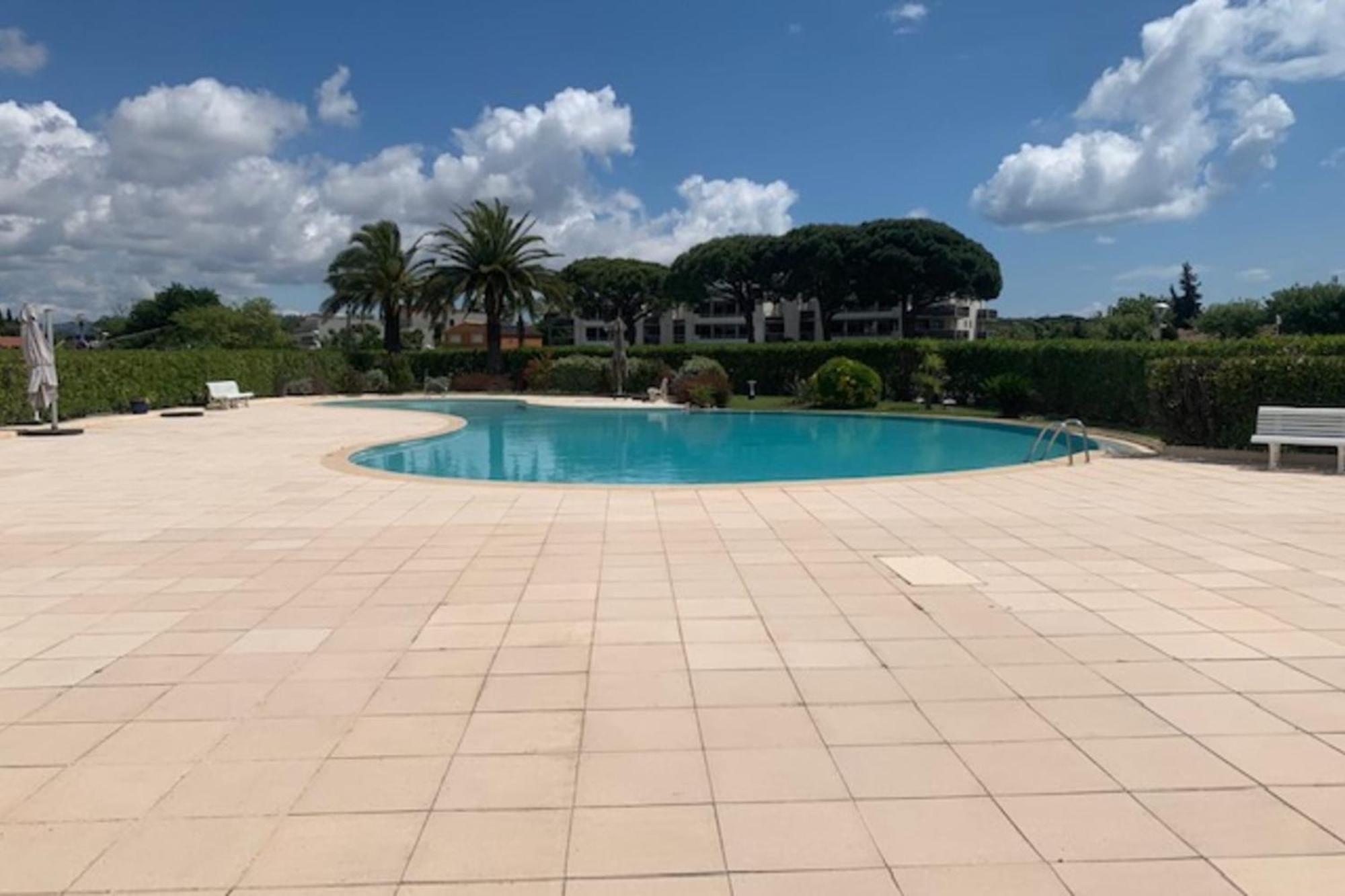 Spacious Apartment With Pool Located In The Marina Of Mandelieu Экстерьер фото
